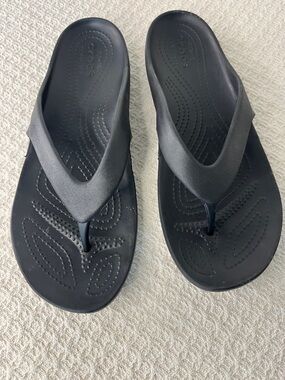 CROCS- thong sandals l, black, women sz 9, iconic crocs comfort,  Kadee II
